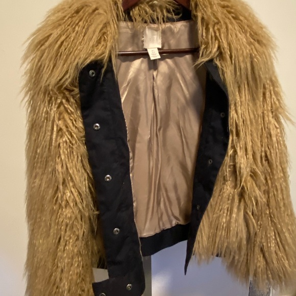 H&M Trend Textured Faux Fur Cropped Jacket - Picture 4 of 4